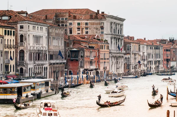 ヴェネツィアのリアルト橋 運河と美しいイタリア建築に移動多くのボートからの眺め — ストック写真