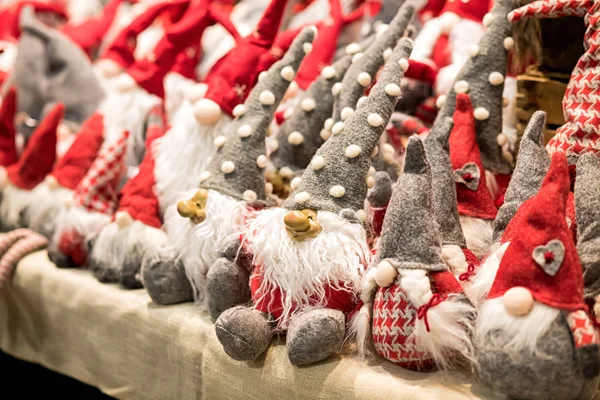 可爱的五颜六色的小圣诞老人精灵在架子上穿着各种灰色和红色的服装 长胡子坐在成排 准备圣诞节 — 图库照片