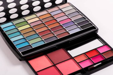 Dekoratif kozmetik, göz farı makyajı profesyonel siyah sahibi ayarlamak beyaz arka plan üzerinde yüksek açıdan yakın çekim görüntülenen