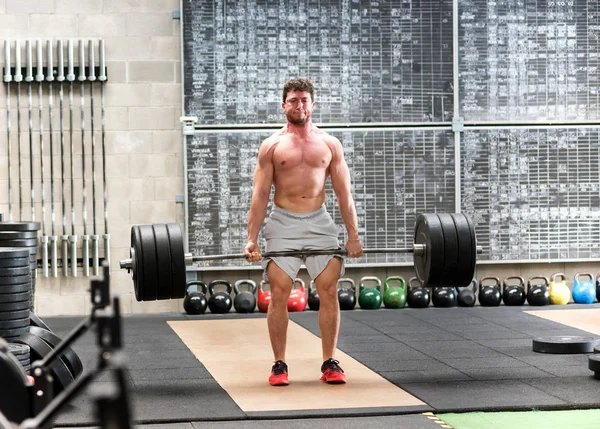 Güçlü Deadlifter Adam Mindere Gömleksiz Ayakta Ağır Ağırlık Barbell Ile — Stok fotoğraf