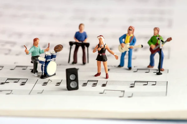 Persone Miniatura Con Rock Band Che Esibiscono Libro Musica Aperta — Foto Stock