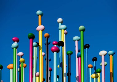 Renkli Coloris sanat yükleme şehir hayatı Ritz Milan Pascale Marthine Tayou tarafından açık mavi gökyüzü karşı