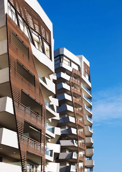 Detalhe Revestimento Madeira Blocos Apartamentos Modernos Com Ângulos Deformado Irregulares — Fotografia de Stock