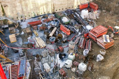 Sıkışık şantiye ile çok sayıda malzeme ve teçhizat sanayi, inşaat ve geliştirme kavramı içinde yüksek bir açıdan bakıldı