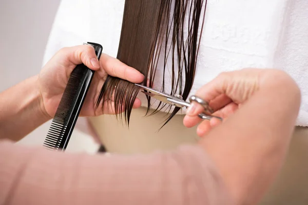 Cabeleireiro Aparando Final Cabelo Senhoras Uma Visão Perto Suas Mãos — Fotografia de Stock