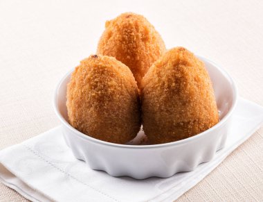 Sicilya 'dan bir kasede üç derin kızarmış arancini