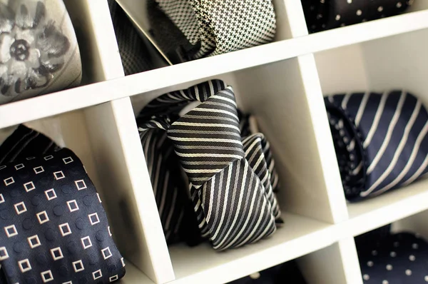 Ausstellung von Krawatten in einem Holzschrank — Stockfoto