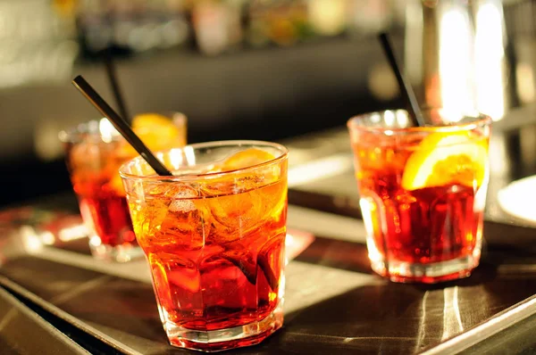 Tre bicchieri di cocktail ghiacciati sul bancone di un bar — Foto Stock