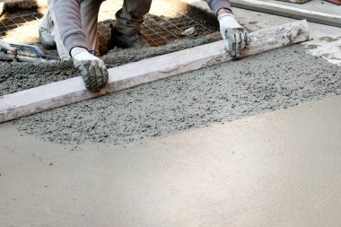 İşçi beton zemini düzleştiriyor