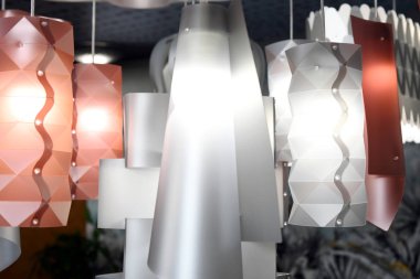 Yakın çekimde modern tasarım plastik avizeler