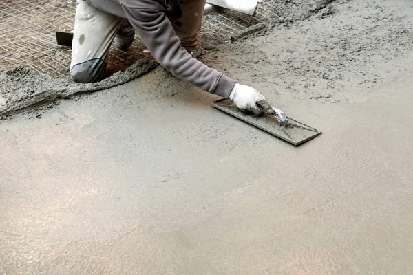 Mortero de cemento aplanador de trabajadores en el suelo Fotos De Stock Sin Royalties Gratis