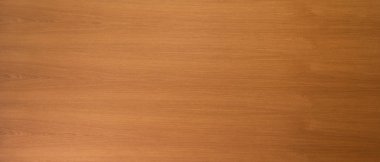 Açık kahverengi pürüzsüz ahşap tane kaplama üzerinde yakın