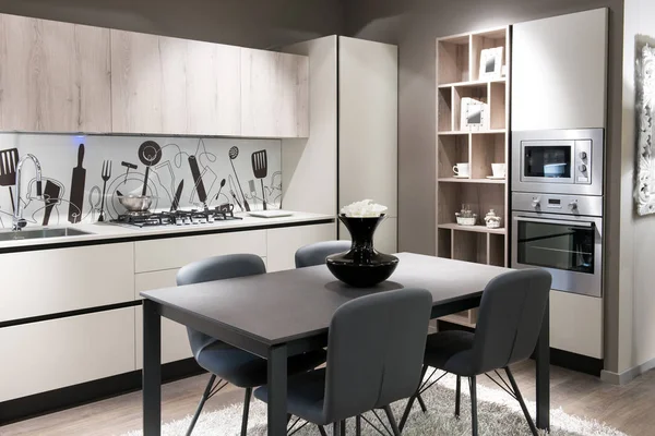 Cozinha moderna com respingo artístico de volta — Fotografia de Stock