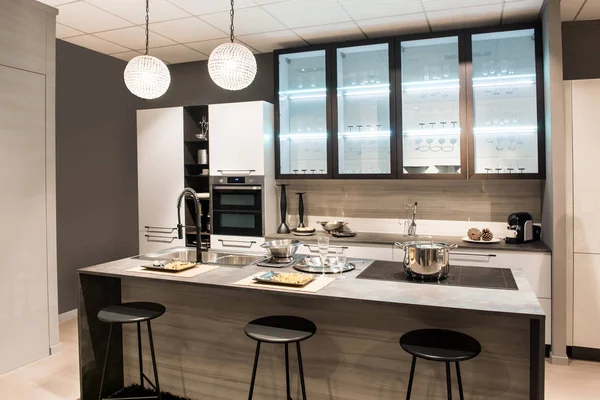 Moderne keuken met centrum eiland en krukken — Stockfoto