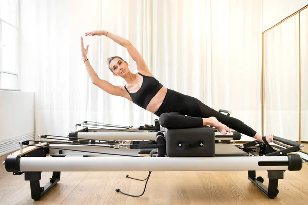 Mulher realizando um exercício de sereia pilates ioga — Fotografia de Stock