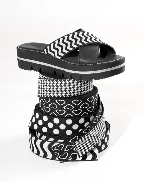 Summer sandal with elastic bands for uppers