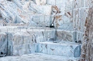Beyaz Carrara mermerile açık döküm maden çukuru