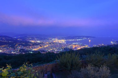 La Spezia Körfezi'nin bir dağdan gece görünümü