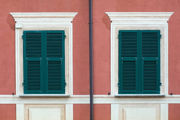 Kapalı yeşil ahşap panjurlu pencereler — Stok fotoğraf