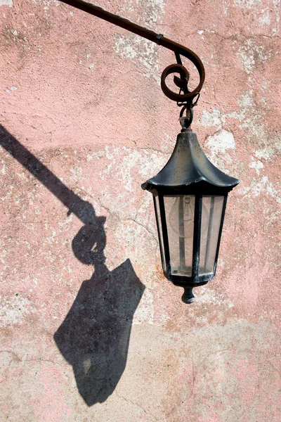 Velho vintage lanterna exterior de metal — Fotografia de Stock