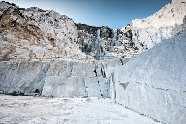 Poço de mineração a céu aberto para mármore italiano Carrara — Fotografia de Stock