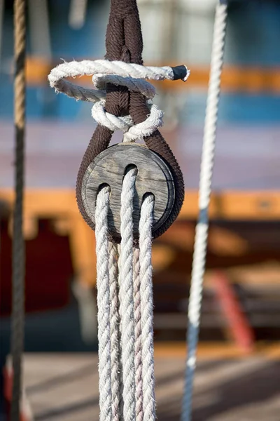 Old vintage wooden block with rigging ropes — ストック写真