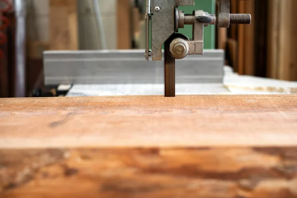Segare il legno con una sega a nastro in un laboratorio — Foto Stock