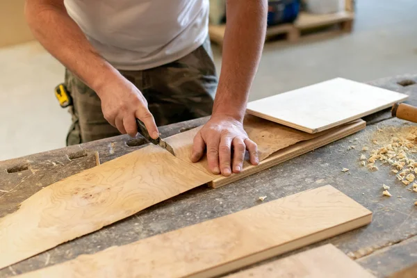 Timmerman snijden een houten bruyère ondergrond vel — Stockfoto