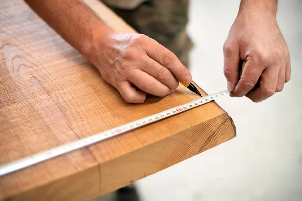 Falegname Misurazione di una tavoletta di legno — Foto Stock