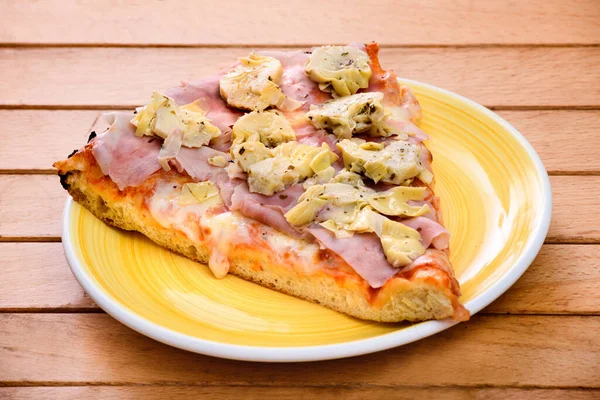 Tranche Pizza Italienne Jambon Tranché Artichauts Saupoudrés Assaisonnement Servie Sur — Photo