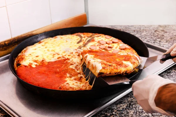 Şef Fırından Yeni Çıkmış Bir Pizza Dilimini Eldivenli Elleriyle Spatula — Stok fotoğraf