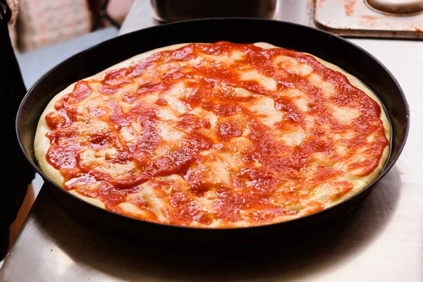 Pizza Preparada Com Pasta Tomate Topo Uma Assadeira Pronta Para — Fotografia de Stock