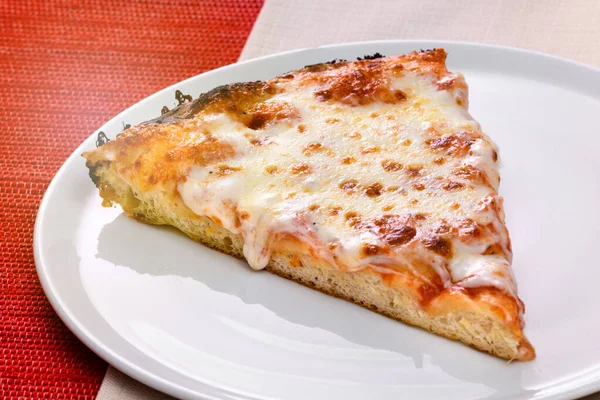 Кусок Традиционной Итальянской Пиццы Маргарита Тарелке Увенчанной Помидорами Расплавленным Сыром — стоковое фото