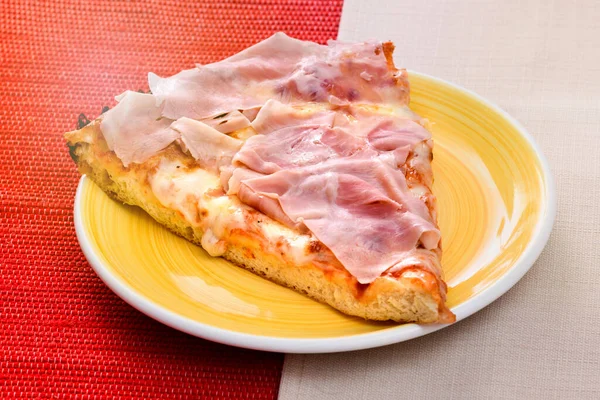 Snijd Van Italiaanse Pizza Met Ham Topping Een Dikke Gebaksbasis — Stockfoto