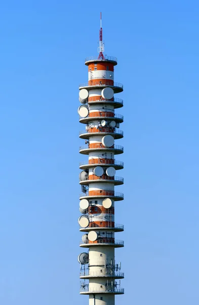 青い空に対して2つの駅間のサイト間の通信を可能にする皿付きの高架通信中継塔 — ストック写真