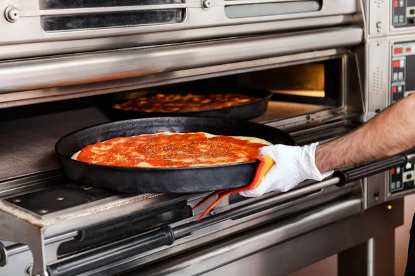 Chef Colocando Uma Pizza Uma Assadeira Forno Uma Pizzaria Restaurante — Fotografia de Stock