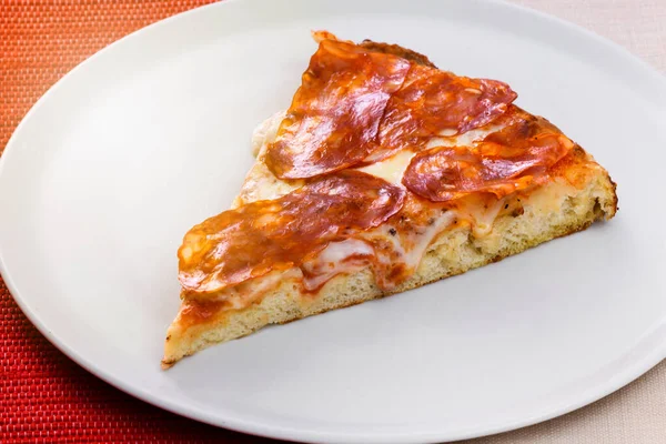 Fatia Tradicional Italiano Picante Guarnições Pizza Salame Uma Placa Branca — Fotografia de Stock
