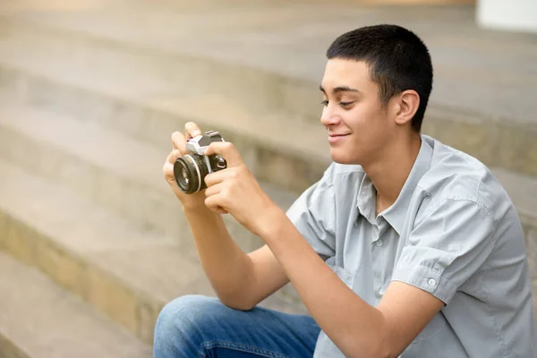 Jonge Tiener Jongen Glimlachen Als Hij Controleert Foto Achterkant Van — Stockfoto