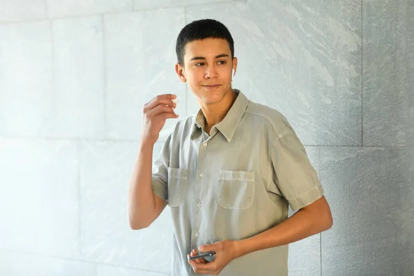 Tânărul Adolescent Care Poartă Căști Timp Ascultă Sunetul Telefonul Său — Fotografie, imagine de stoc