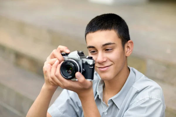 Joven Adolescente Sosteniendo Una Cámara Vintage Mientras Revisa Toma Pantalla — Foto de Stock