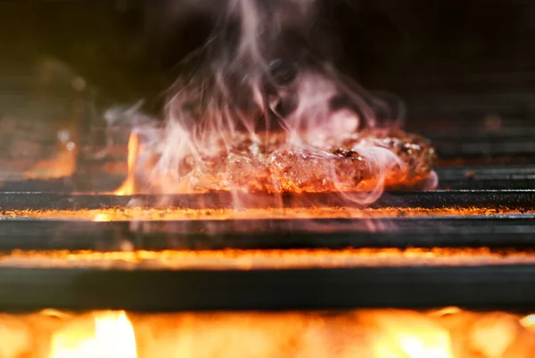 Χάμπουργκερ Μπιφτέκι Μπιφτέκι Sizzling Μια Σχάρα Πάνω Από Ζεστά Κάρβουνα — Φωτογραφία Αρχείου