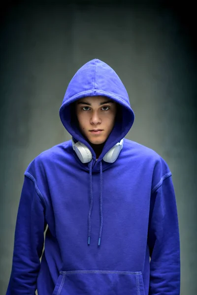 Moody Băiat Adolescent Serios Purtând Hanorac Albastru Holbându Murdar Camera — Fotografie, imagine de stoc