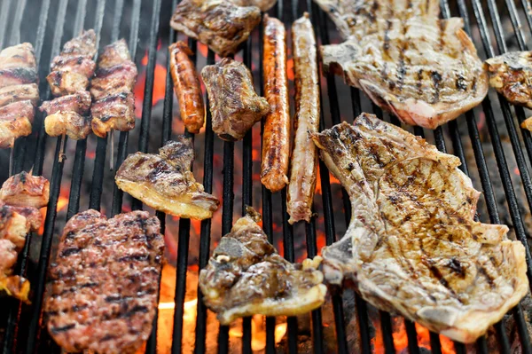 Assortimento Diverse Grigliate Carne Fuoco Barbecue Sopra Carboni Ardenti Primo — Foto Stock