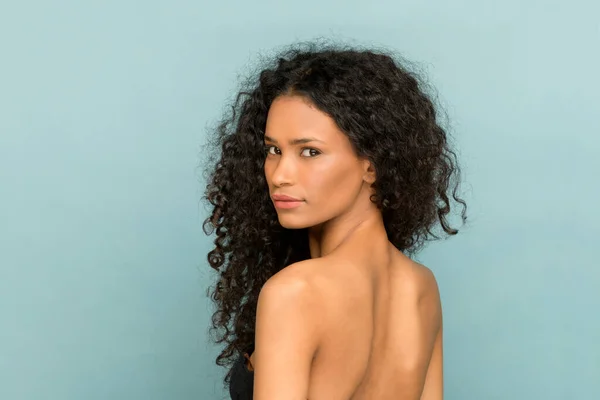 Retrato Belleza Una Mujer Afroamericana Con Hermoso Cabello Rizado Largo —  Fotos de Stock