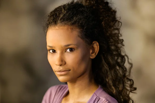 Fiatal Afro Amerikai Lány Hosszú Göndör Hajjal Húszas Éveiben Komoly — Stock Fotó
