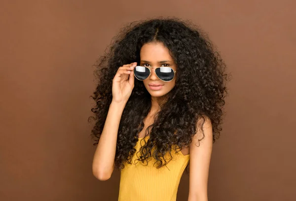 Sexy Chica Negra Joven Con Pelo Largo Rizado Usando Sunnies — Foto de Stock