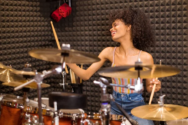 Joven Baterista Negra Estudio Grabación Inmersa Disfrute Música Tocando Conjunto —  Fotos de Stock