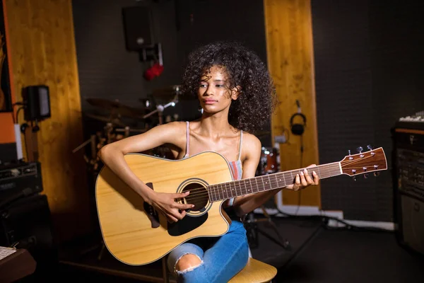 Trendy Młoda Czarna Kobieta Nowoczesnych Dżinsach Projektant Siedzi Gra Gitarze — Zdjęcie stockowe