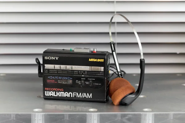 Vintage Walkman Lecteur Cassettes Écouteurs Stéréo Sur Une Table Métal — Photo