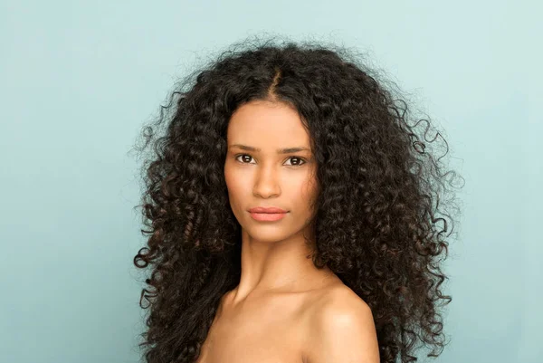Красота Портрет Молодой Черной Женщины Обнаженными Плечами Длинными Вьющимися Волосами — стоковое фото